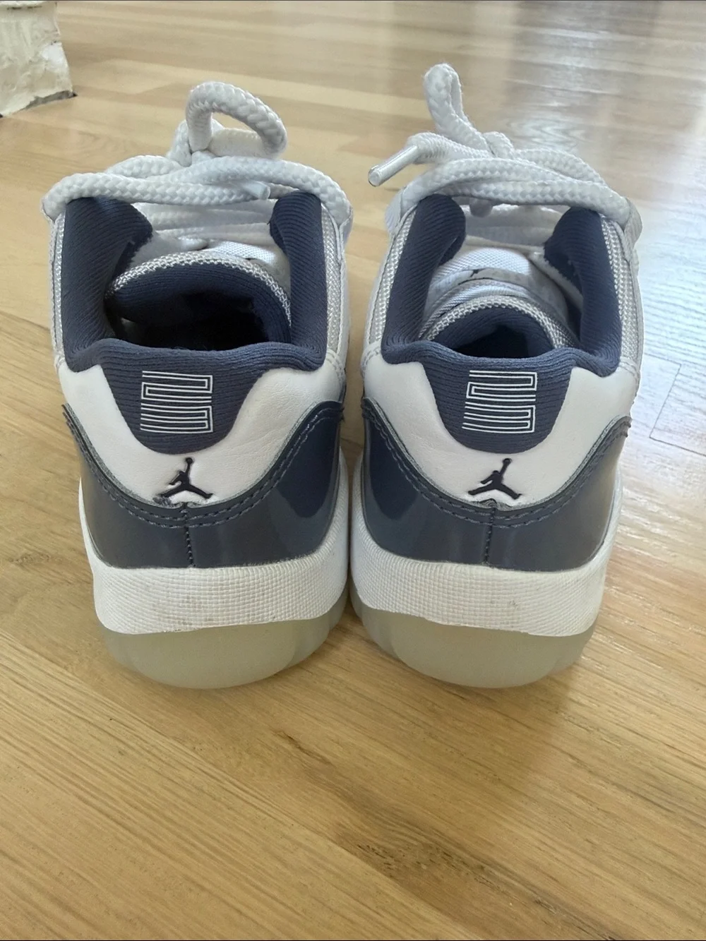 Jordan Kids Low-Top Sneakers in Navy and White